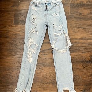 Light wash American Eagle straight leg mom jeans. Size 000